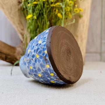 Niebieska butelka ceramiczna w kwiaty