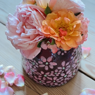 Różowa butelka ceramiczna w kwiaty