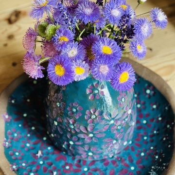 Turkusowa butelka ceramiczna w kwiaty